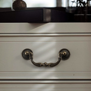 Poignées de meubles Changqing en alliage de zinc, style européen, argent antique et or, pour tiroirs et portes d'armoires, à un ou deux trous - Product Image 5