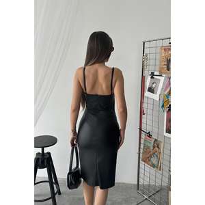 Vestido de cóctel de satén negro ajustado sin espalda, sin tirantes, con cintura natural y largo medio - Product Image 1