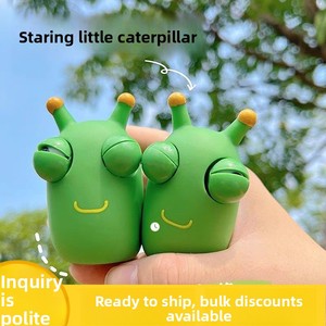 Niedliche, auf den Ball schauende kleine Raupen-Handdrückfigur – Stressabbau-Spielzeug aus Kunststoff für Jungen und Mädchen ab 14 Jahren – Auspack-Artefakt - Product Image 3