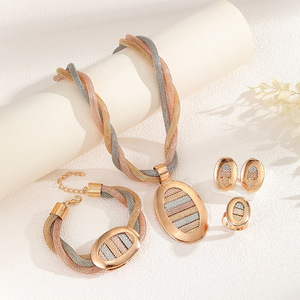 Ensemble de bijoux quatre pièces pour femmes Yili, style européen et américain, en alliage de cuivre plaqué <span class=keywords><strong>or</strong></span>, tendance, géométrique, chaîne en <span class=keywords><strong>maille</strong></span> tricolore - Product Image 5