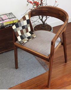 Chaise de salle <span class=keywords><strong>à</strong></span> manger scandinave moderne en bois massif avec siège en tissu et accoudoirs pour hôtels et villas - Product Image 4