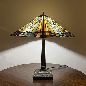 Lámpara de Mesa de Vidrio Emplomado de Estilo Vintage, de Gran Tamaño y Colorida, con Pantalla en Forma de Campana de Diseño Tradicional - Product Image 5