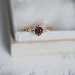 Anello di Lusso Leggero in Rame con Topazio Blu Naturale di Londra e Granato <span class=keywords><strong>Rosso</strong></span> <span class=keywords><strong>Vino</strong></span> della Serie Rose Coast - Product Image 5