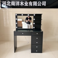 Table de maquillage moderne et élégante en chrome avec plateau en verre transparent, éclairage d'ambiance et cadre minimaliste