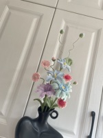 Bouquet de fleurs simulées pour la décoration de la maison moderne fait à la main au crochet Produits finis Cadeau de mariage pour la Saint-Valentin