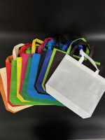 Sacs shopping non tissés en stock avec poignées robustes et soufflet de fond pour cadeaux, vente au détail et usage promotionnel
