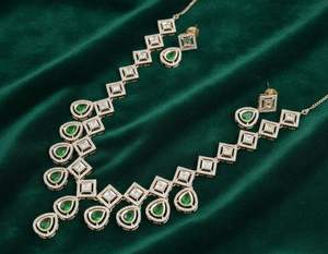 Conjunto de Collar y Aretes de Perlas Kundan Indias, Estilo Moderno, Joyería Tradicional en Tono Dorado para Mujeres y Niñas - Product Image 3