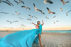 Vestido Largo Asimétrico de Satén Azul Turquesa Premium con Cuello en V para Mujer, Ecológico, Ideal para Fotografía de Atardecer en Santorini y Vacaciones - Product Image 1