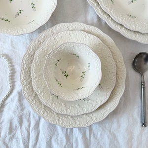 Assiettes et bols <span class=keywords><strong>en</strong></span> céramique <span class=keywords><strong>blanche</strong></span> à motif floral <span class=keywords><strong>en</strong></span> relief style rétro europé<span class=keywords><strong>en</strong></span>, assiettes à soupe <span class=keywords><strong>en</strong></span> <span class=keywords><strong>forme</strong></span> <span class=keywords><strong>de</strong></span> fleurs <span class=keywords><strong>en</strong></span> céramique <span class=keywords><strong>en</strong></span> gros - Product Image 2