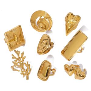 Anillo de Concha Cuadrado Geométrico Extragrande de Acero Inoxidable con Acabado Brillante y Oro de 18K, Personalizado y Moderno, para Mujer - Product Image 5