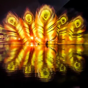 Wasser vorhang Film brunnen mit Spezial effekten, Laserlicht. Einzigartiger kreativer Unterhaltung brunnen