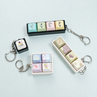 Pabrik Logo Kustom MOQ Rendah Gantungan Kunci Keycap Bentuk Persegi Desain Pola Cantik DIY Gantungan Kunci Fidget Keyboard