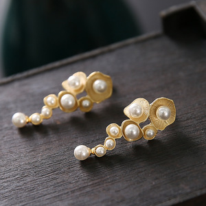 Orecchini pendenti con perle di nappa bianca d'acqua dolce naturale pianta ciondola l'orecchino per le donne gioielli indiani di moda da sposa placcati in oro - Product Image 3