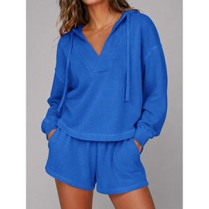 Conjunto de 2 piezas personalizado para mujer: Sudadera con capucha y pantalones cortos de color liso, cuello en V, manga larga, estilo oversize, conjunto a juego por encima de la rodilla - Product Image 2