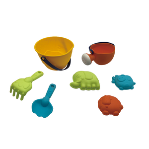Ensemble de 7 jouets de plage pour enfants : seau, arrosoir, pelle, râteau, moules d'animaux – Jouets d'extérieur pour l'été - Product Image 2