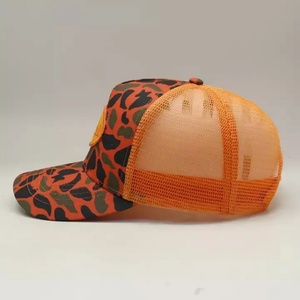 Casquette de camionneur en maille camouflage orange à 5 panneaux, personnalisée avec impression par sublimation et patch brodé camouflage, vente en gros à prix abordable - Product Image 3