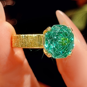 Bijoux délicats écologiques en cuivre plaqué or 18 carats, anneau à bande brossée avec zircon multicolore ovale de 12 mm, style nautique, marque Toderi - Product Image 5