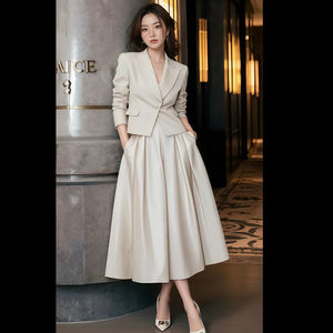 Bộ trang phục hai mảnh thời trang nữ Xuân 2026: Váy vest thanh lịch với phong cách công sở cao cấp và sang trọng - Product Image 3