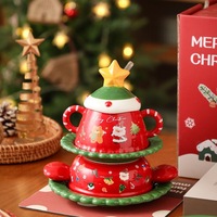 Mug en céramique de Noël avec couvercle en forme de sapin et couvercle en forme de bonnet de Père Noël, poignée à double rayures avec bouton étoile, ensemble de tasses, bols et soucoupes de fêtes, vente en gros