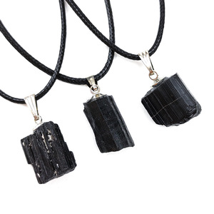 Colgante de turmalina negra natural en bruto, columna irregular, tipo collar. - Product Image 5