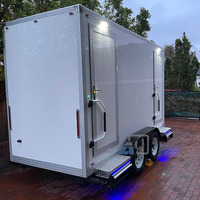 Remolque de Baño Portátil de 2 Unidades con Paneles Solares, Diseño Moderno Ecológico, Remolque de Baño de Fibra de Vidrio para Eventos al Aire Libre