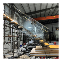 Escaleras rectas de plataforma grande con escalones de madera maciza de haz mono de fábrica Foshan con barandilla de vidrio para escaleras