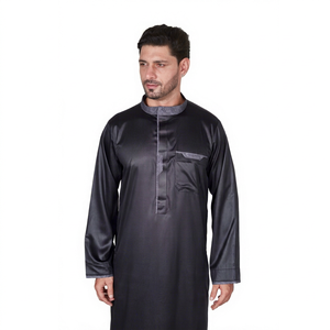 Túnica Negra de Satén para Hombre con Ribete Gris Estampado, Manga Larga, Cuello Alto, Estilo Saudí, Kuwaití, Emiratí, Islámico, Musulmán - Product Image 1