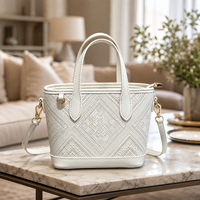Sac à main artisanal en tissu tissé pour femme, mini sac structuré fait main avec ferrures raffinées pour la vente en boutique