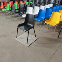 Chaise d'école empilable OK-505 avec pieds en acier noir thermolaqué, assise rembourrée en PP mat, pour salle de classe