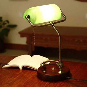 Lámpara de Mesa Estilo Banquero Retro Industrial, Base con Acabado en Cobre, Pantalla de Vidrio Verde Nórdico, Perfecta para Lectura en Bibliotecas Universitarias - Product Image 2