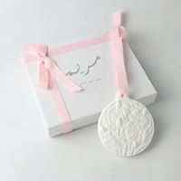 Diffuseur d'huiles essentielles en porcelaine artisanale en forme de fleur, désodorisant suspendu en céramique parfumée pour voiture et armoire, parfum d'ambiance en plâtre