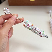 Pena Manik-Manik Focal Beads Warna Macaron Bentuk Hati, Pena DIY dengan Manik-Manik Tanah Liat, Pena Bola Partikel Mini Kreatif dan Lucu untuk Hadiah Alat Tulis