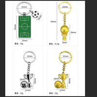Porte-clés personnalisé OEM avec ballon de football et trophée, breloque 3D Champion de football, anneau porte-clés en métal argenté, vente en gros