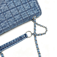 Sac à bandoulière matelassé en jean délavé avec chaîne, sac à main à rabat pour femme avec sangle réglable, sac bandoulière léger personnalisé OEM ODM