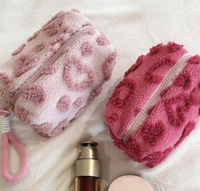 Sac de maquillage de rangement en forme de cœur en peluche tridimensionnelle de couleur personnalisée Sacs à cosmétiques