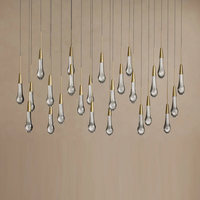 Lustre linéaire créatif en verre à 25 lumières en forme de goutte d'eau, idéal pour les projets de villas, salons et tables à manger, avec cristaux en forme de goutte de pluie