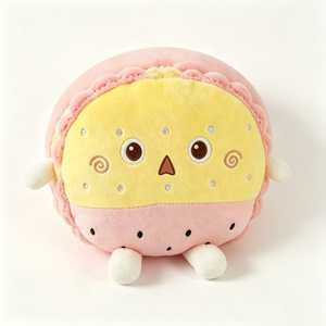 Peluche macaron personnalisée, mini, blanche, avec des détails en forme de dessert, fond à pois de graines de pastèque, dessus crème jaune à pois scintillants - Product Image 1