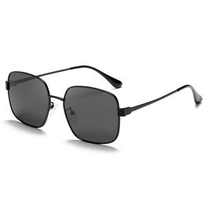 Lunettes de soleil unisexes en métal, monture carrée noire, verres polarisés UV400 anti-éblouissement TAC pour la conduite et la pêche - Product Image 1