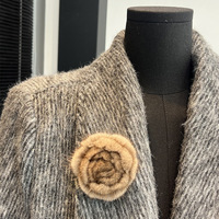 Broche en fourrure de vison haut de gamme pour femme, fleur de rose, épingle à chandail, accessoires d'hiver, décoration de vêtements, écharpe