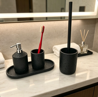 Ensemble d'accessoires de salle de bain en résine noire texturée, design moderne : distributeur de savon liquide, gobelet, plateau de toilette, porte-brosse WC