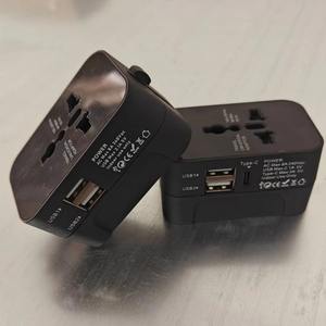 Adaptateur secteur universel noir multifonction tout-en-un pour voyages internationaux avec ports de charge USB Type C - Product Image 2