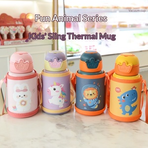 Gourde isotherme personnalisée en acier inoxydable grande capacité pour enfants, avec paille et couvercle à ouverture rapide, et sangle d'épaule - Product Image 1