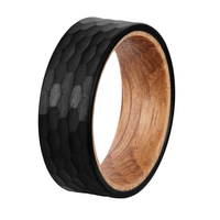 Bague en tungstène noir martelé de 8 mm POYA en gros avec doublure en bois de baril de whisky, cadeau classique pour fiançailles, anniversaire et mariage