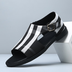 Sandalias de diseñador con punta abierta y decoración de hebilla, pantuflas de moda para hombre, parte superior de PU, suela de goma, entresuela de EVA para verano. - Product Image 2