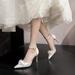 Chaussures de mariée 2026 en satin blanc à découpe ouverte, à bride unique, à motif floral, à talons hauts, à porter de deux façons, pour tenue Xiuhe et robe de mariée - Product Image 5