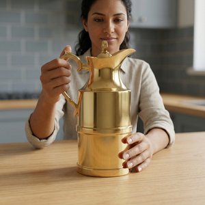 Jarra de Acero Inoxidable de Lujo con Tapa, Estilo Dallah Árabe, Hecha a Mano con Acabado Dorado, Dallah Gahwa para Majlis, Capacidad de 500-1000 ml - Product Image 1