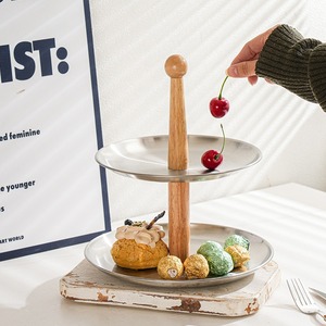 Soporte de exhibición de frutas de acero inoxidable de tres niveles para servir postres en la cocina, diseño moderno de color sólido. - Product Image 3