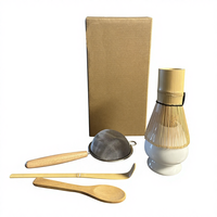 Ensemble de fouet à matcha écologique en bois comprenant un fouet chasen, un support pour fouet (blanc), un tamis, une cuillère à thé et une cuillère à café