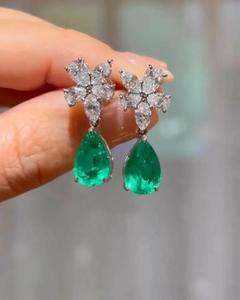 Boucles d'oreilles clous en or blanc 14 carats avec diamant de laboratoire 2 carats taille poire motif floral, bijoux raffinés pour cadeau d'anniversaire ou de fête - Product Image 5
