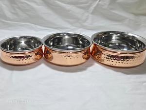 Utensilios de Metal de Primera Calidad: Olla India Redonda de Cobre y Acero Inoxidable, Martillada y Lisa, de Excelente Calidad - Product Image 1